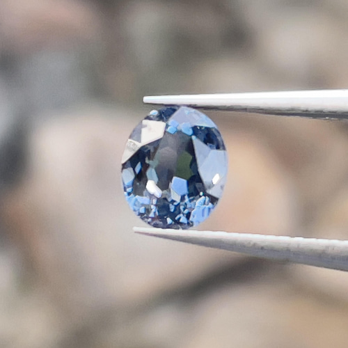 スピネルルース グレーがかったブルーの美しいスピネル 1.05カラットの