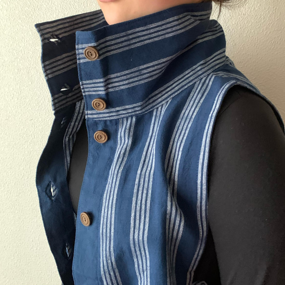 手織り綿のロング丈ベストワンピース　ハイカラーと直線裁ちの脇でシャープなラインが際立つ10年続くロングセラー　青絣 13枚目の画像