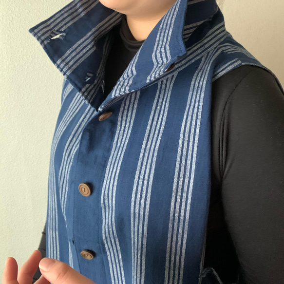 手織り綿のロング丈ベストワンピース　ハイカラーと直線裁ちの脇でシャープなラインが際立つ10年続くロングセラー　青絣 12枚目の画像