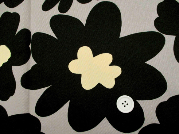 コットンツイルプリント　うにっ子（花柄）グレー地黒花柄　1500-71 3枚目の画像