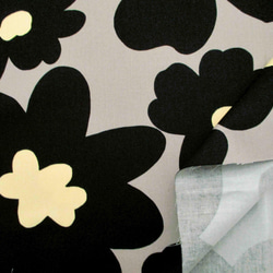 コットンツイルプリント　うにっ子（花柄）グレー地黒花柄　1500-71 4枚目の画像