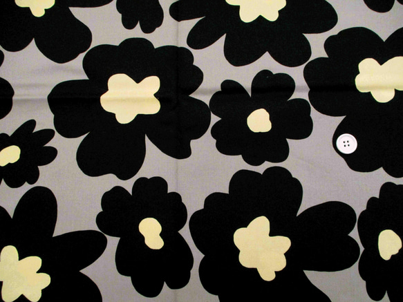 コットンツイルプリント　うにっ子（花柄）グレー地黒花柄　1500-71 2枚目の画像