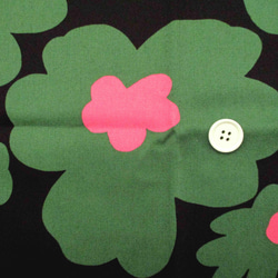 コットンツイルプリント　うにっ子（花柄）黒地グリーン花柄　1500-73 3枚目の画像
