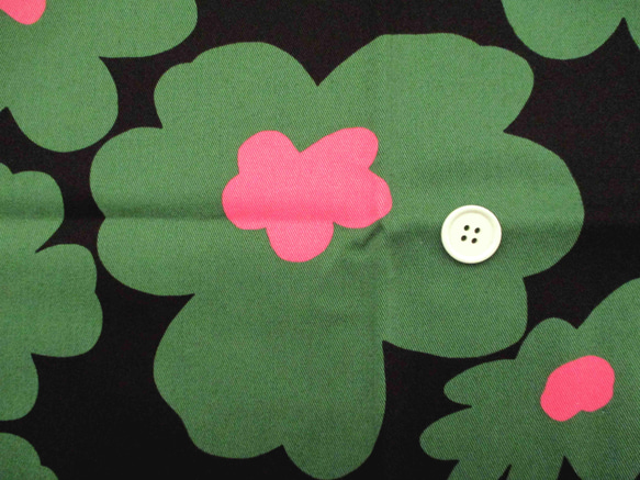 コットンツイルプリント　うにっ子（花柄）黒地グリーン花柄　1500-73 3枚目の画像