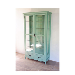 オリーブグリーンのガラスキャビネット ロートアイアン取っ手仕様