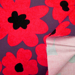 コットンツイルプリント　うにっ子（花柄）紫地赤花柄　1500-74 4枚目の画像