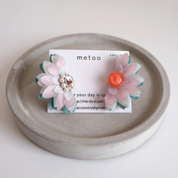 染花のアシンメトリーなイヤリング 布花 -羽冠- オレンジボタン グリーンベース 1枚目の画像