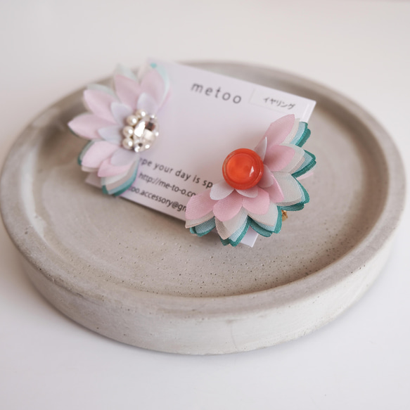 染花のアシンメトリーなイヤリング 布花 -羽冠- オレンジボタン グリーンベース 2枚目の画像