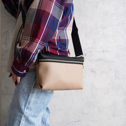 バイカラー ミニショルダーバッグ（ベージュ/ブラック）斜め掛け ポシェット 雨でも安心！撥水レザー 旅行やフェスにも 6枚目の画像