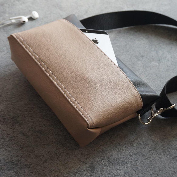 バイカラー ミニショルダーバッグ（ベージュ/ブラック）斜め掛け ポシェット 雨でも安心！撥水レザー 旅行やフェスにも 5枚目の画像