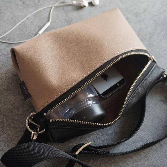 バイカラー ミニショルダーバッグ（ベージュ/ブラック）斜め掛け ポシェット 雨でも安心！撥水レザー 旅行やフェスにも 10枚目の画像