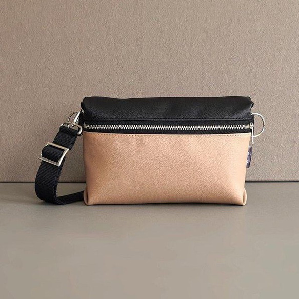 バイカラー ミニショルダーバッグ（ベージュ/ブラック）斜め掛け ポシェット 雨でも安心！撥水レザー 旅行やフェスにも 2枚目の画像