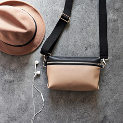 バイカラー ミニショルダーバッグ（ベージュ/ブラック）斜め掛け ポシェット 雨でも安心！撥水レザー 旅行やフェスにも 1枚目の画像