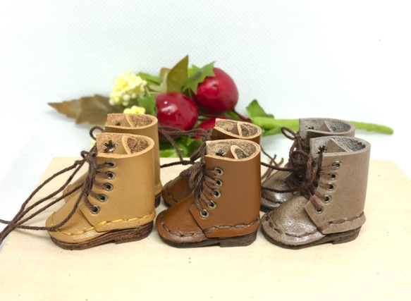 革細工　ミニチュアロングブーツ　一足　leather craft miniature boots. 1枚目の画像