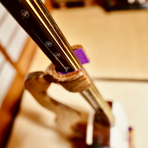 24時間以内に発送】手作り木工 木製三味線スタンド （オイル仕上げ