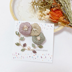 【再販】くすみカラーのお花刺繍リースブローチ 5枚目の画像