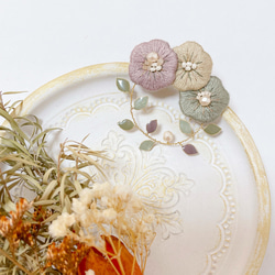 【再販】くすみカラーのお花刺繍リースブローチ 2枚目の画像