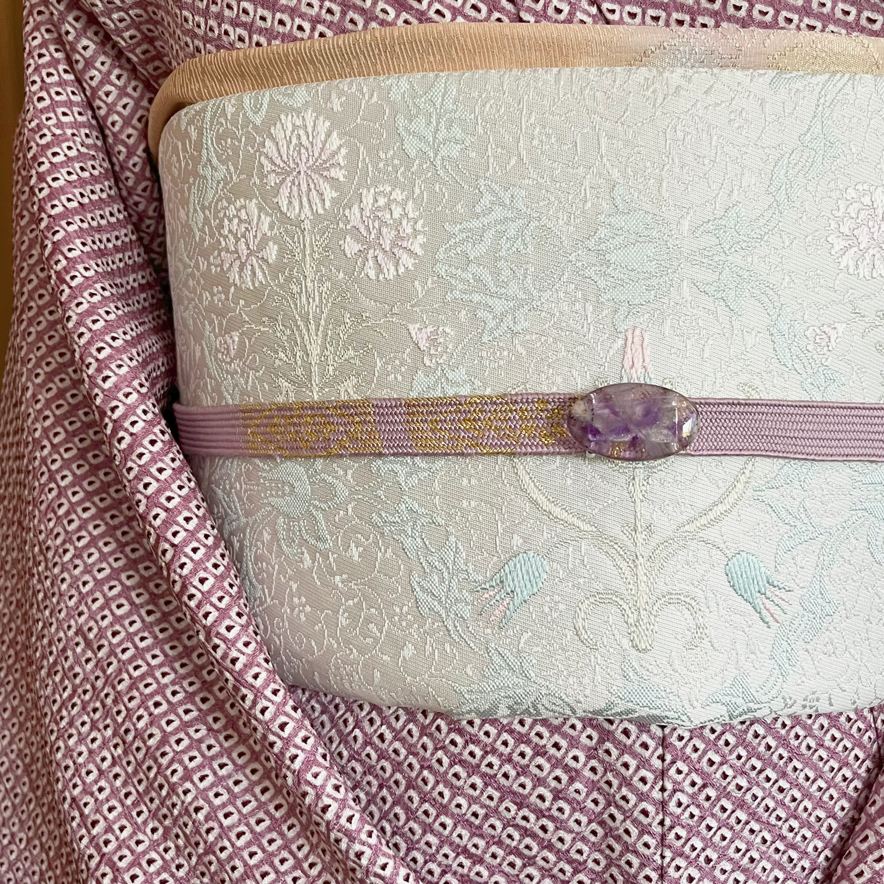 【再販】六条紫水晶(ﾄﾗﾋﾟｯﾁｪｱﾒｼﾞｽﾄ)の帯留め✤専用Box付き