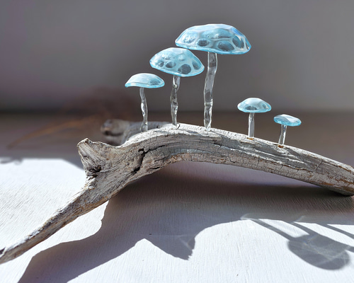 ガラスのキノコ 置物 オブジェ 青と白マダラ5本 立体・オブジェ