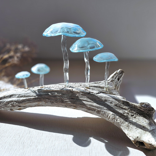ガラスのキノコ 置物 オブジェ 青と白マダラ5本 立体・オブジェ