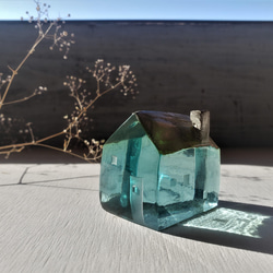 ガラスの家　置物　インテリア　ブルー　銀屋根 3枚目の画像