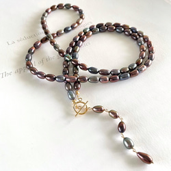 淡水真珠 くすみカラー ライス型パールのロングネックレス  ジェンダーレス 9枚目の画像