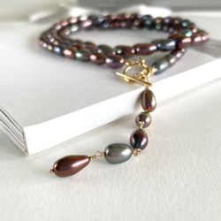 淡水真珠 くすみカラー ライス型パールのロングネックレス  ジェンダーレス 3枚目の画像
