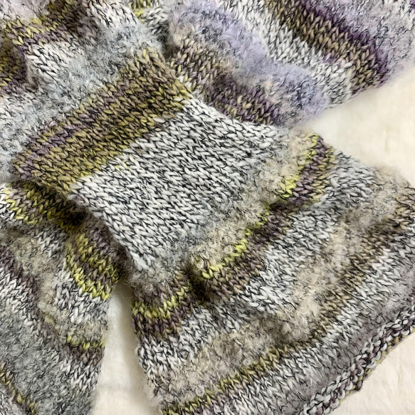 ファンシーヤーンの差し込み型マフラー　手編み　段染め 2枚目の画像