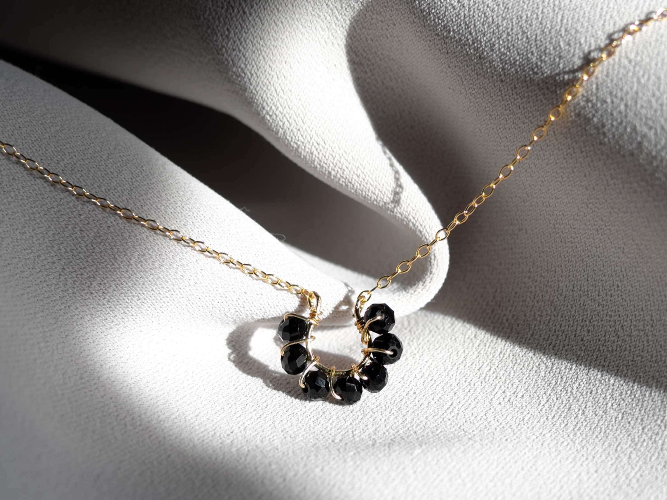 幸せの魔法 Ｕ字ネックレス〈漆黒硝子〉