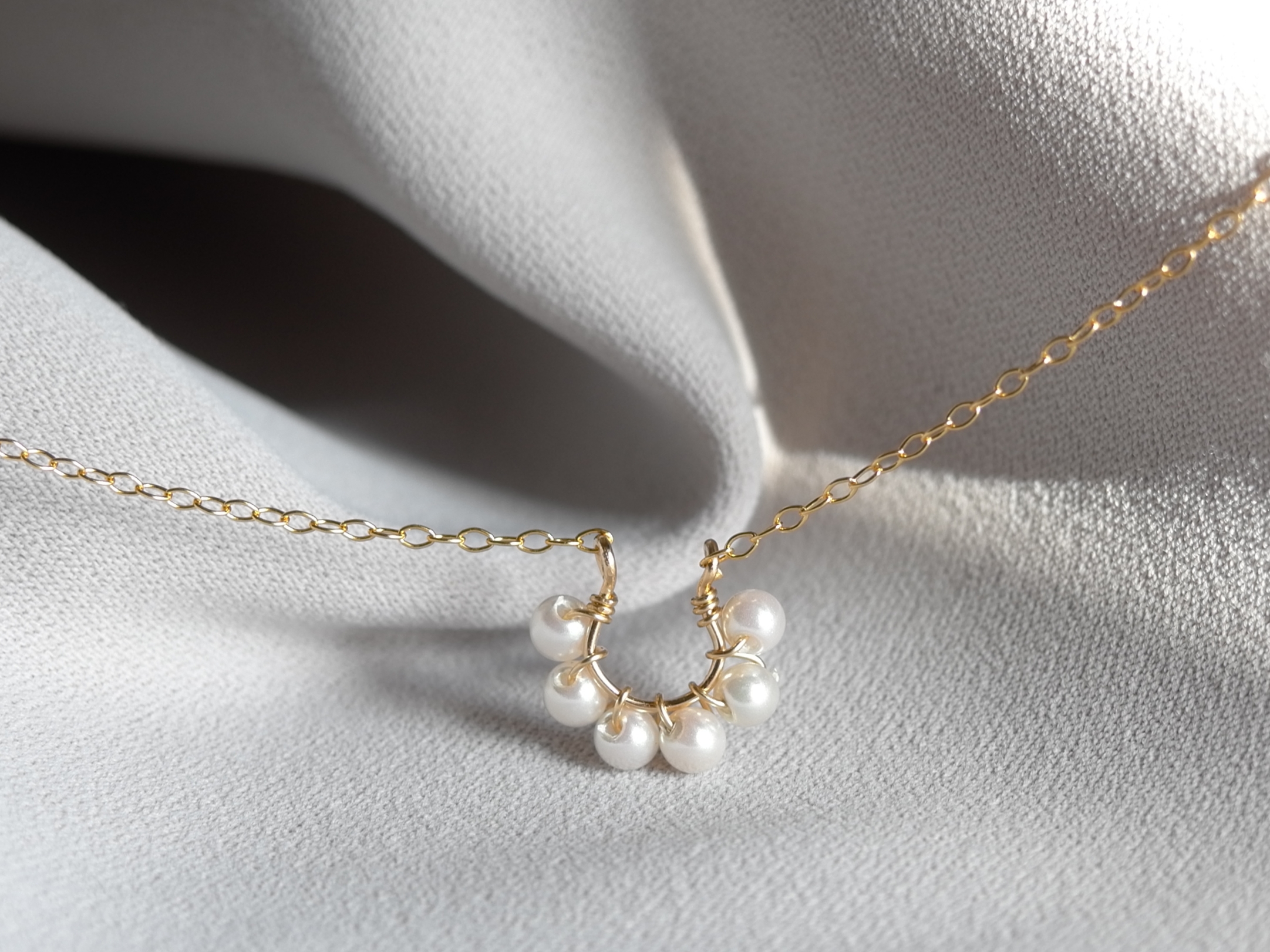 幸せの魔法 Ｕ字ネックレス〈純白パール〉