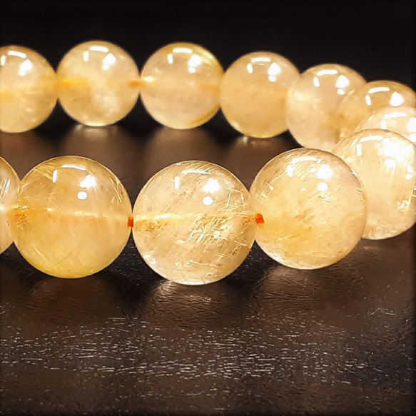 【金色に輝くオーラ】お試し価格 現品一点物 ゴールドルチル ブレスレット 金針水晶 １３ミリ ５１ｇ Ｒ９５ 天然石 6枚目の画像