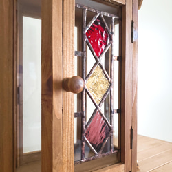 ステンドグラス　アンティーク調ガラス窓つき　木製ミニキャビネット　レトロなダイヤのレッド系 2枚目の画像