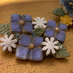 陶器の紫陽花ブローチパープル 1枚目の画像