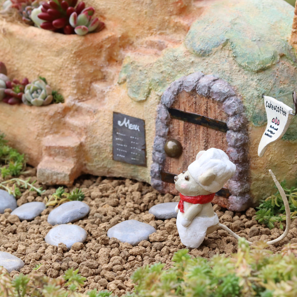 モルタルハウス　ガーデニングオーナメント＜パティシエのネズミさんと３段花壇が付いたケーキ屋さん＞ 2枚目の画像