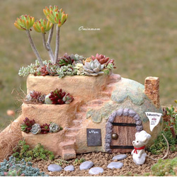 モルタルハウス　ガーデニングオーナメント＜パティシエのネズミさんと３段花壇が付いたケーキ屋さん＞ 1枚目の画像