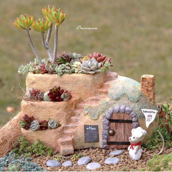 モルタルハウス　ガーデニングオーナメント＜パティシエのネズミさんと３段花壇が付いたケーキ屋さん＞ 1枚目の画像
