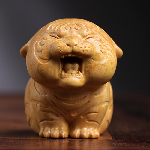 木彫り　虎　置物 木彫り 虎 置物 トラ 木製 干支 工芸品 インテリア - メルカリ