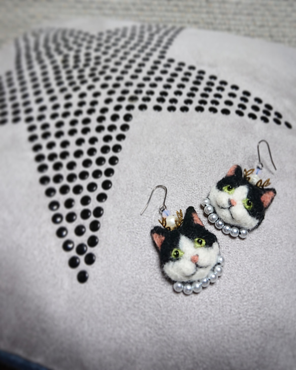 フェルト×ビーズ刺繍ハチワレネコピアス 1枚目の画像