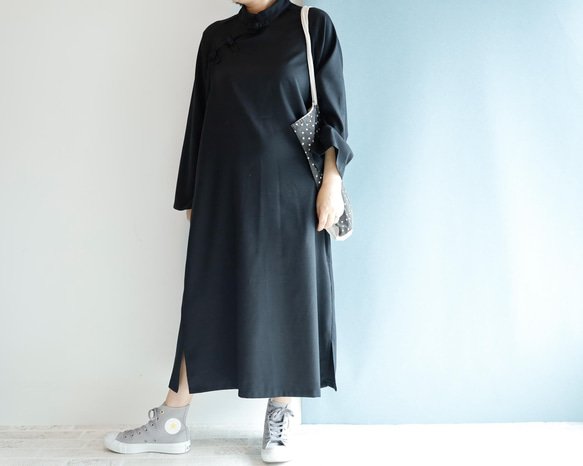 中式連身裙，中式領子，寬鬆設計，一年四季黑色，適合從休閒時尚到正式場合。 第19張的照片
