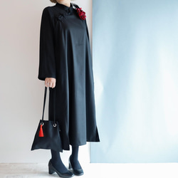 中式連身裙，中式領子，寬鬆設計，一年四季黑色，適合從休閒時尚到正式場合。 第11張的照片