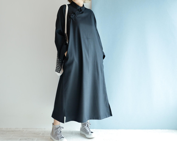 中式連身裙，中式領子，寬鬆設計，一年四季黑色，適合從休閒時尚到正式場合。 第2張的照片