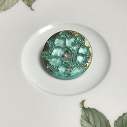 ブローチ　金彩　華　ミントグリーン　チェコガラスボタンのブローチ 1枚目の画像