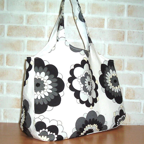 Betty London★日本未入荷★モノトーンフラワー柄☆トートバッグ Betty London☆日本未入荷☆モノトーンフラワー柄☆トートバッグ