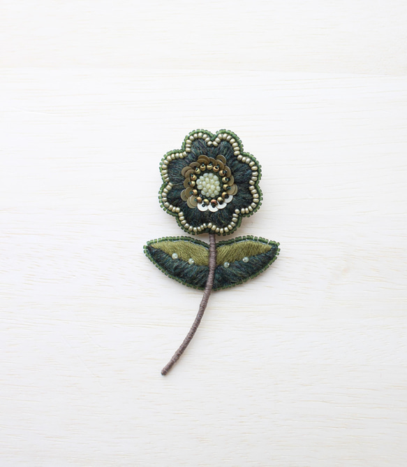 【ふわりとスパンコールの一輪花】(オリーブ)オートクチュール刺繍ブローチ 8枚目の画像