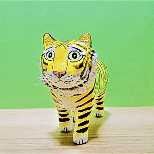 黄色のトラ（中）置物＃1（紙粘土と新聞紙） その他置物 工房TAKA 通販