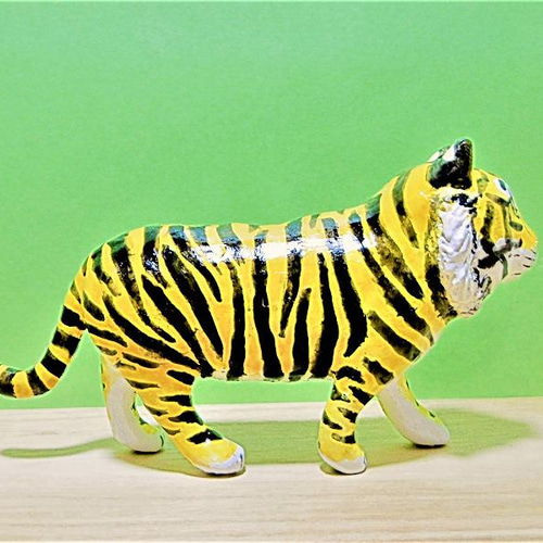 黄色のトラ（中）置物＃1（紙粘土と新聞紙） その他置物 工房TAKA 通販