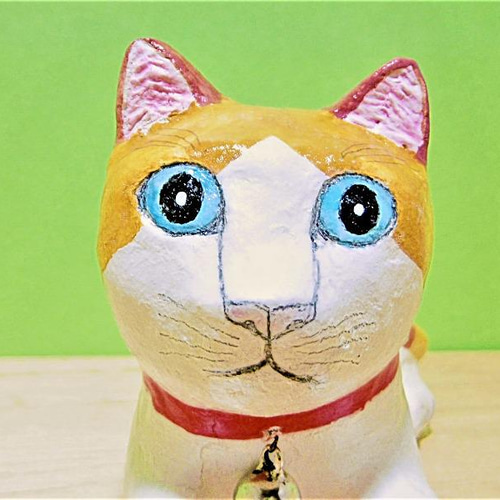 茶色と白の猫（中）置物＃118（紙粘土と新聞紙） その他置物