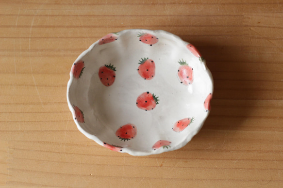 橢圓形碗磨碎的草莓（中間）。 第2張的照片