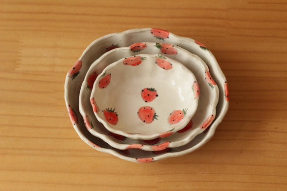 橢圓形碗磨碎的草莓（中間）。 第4張的照片