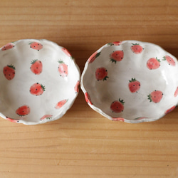 橢圓形碗磨碎的草莓（中間）。 第1張的照片